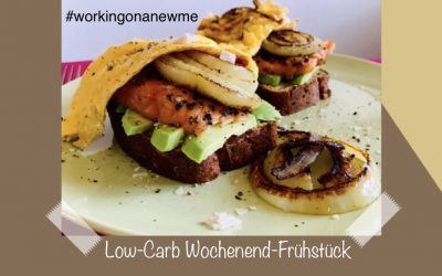 Gerichte zum Abnehmen: Rührei mit Lachs und Avocado auf Eiweiß-Brot
